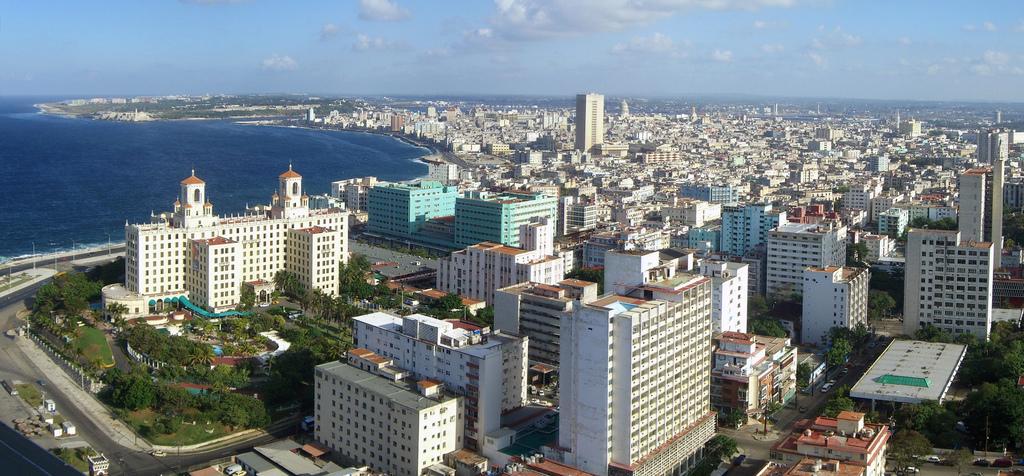 La Habana se localiza en la costa noroccidental de la isla de Cuba